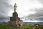 Usson, staue de la Vierge au sommet du village (63)