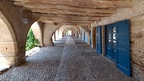 Sauveterre-de-Rouergue, la place des Arcades (12)
