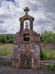 Rebourguil, en parcourant le village, Statue au-dessus d'un puits (12)