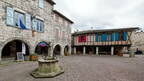 Castelnau-de-Montmiral, en parcourant le village (81)